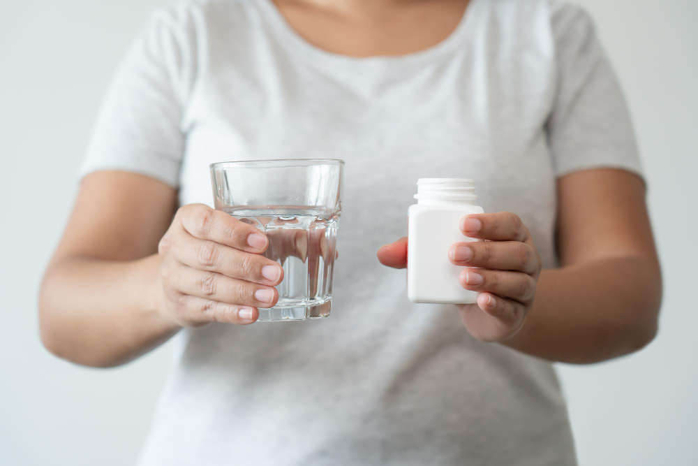 Можно ли пить просроченный антибиотик. Таблетки лекарства стакан воды. Просроченные лекарства можно ли употреблять.