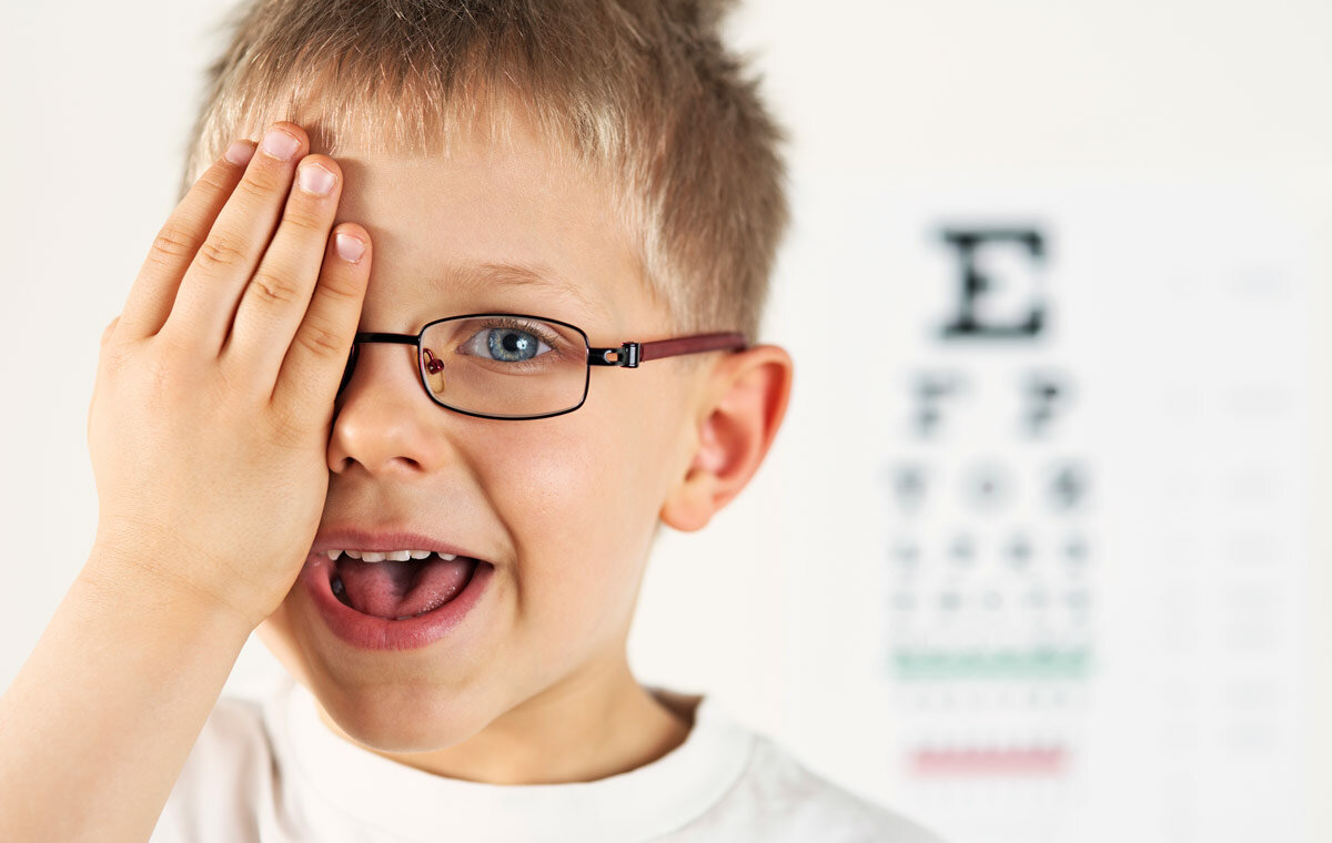 Нарущения зренря умдетей. Нарушение зрения. Дети в очках. Дети с нарушением зрения. 10 зрения у ребенка